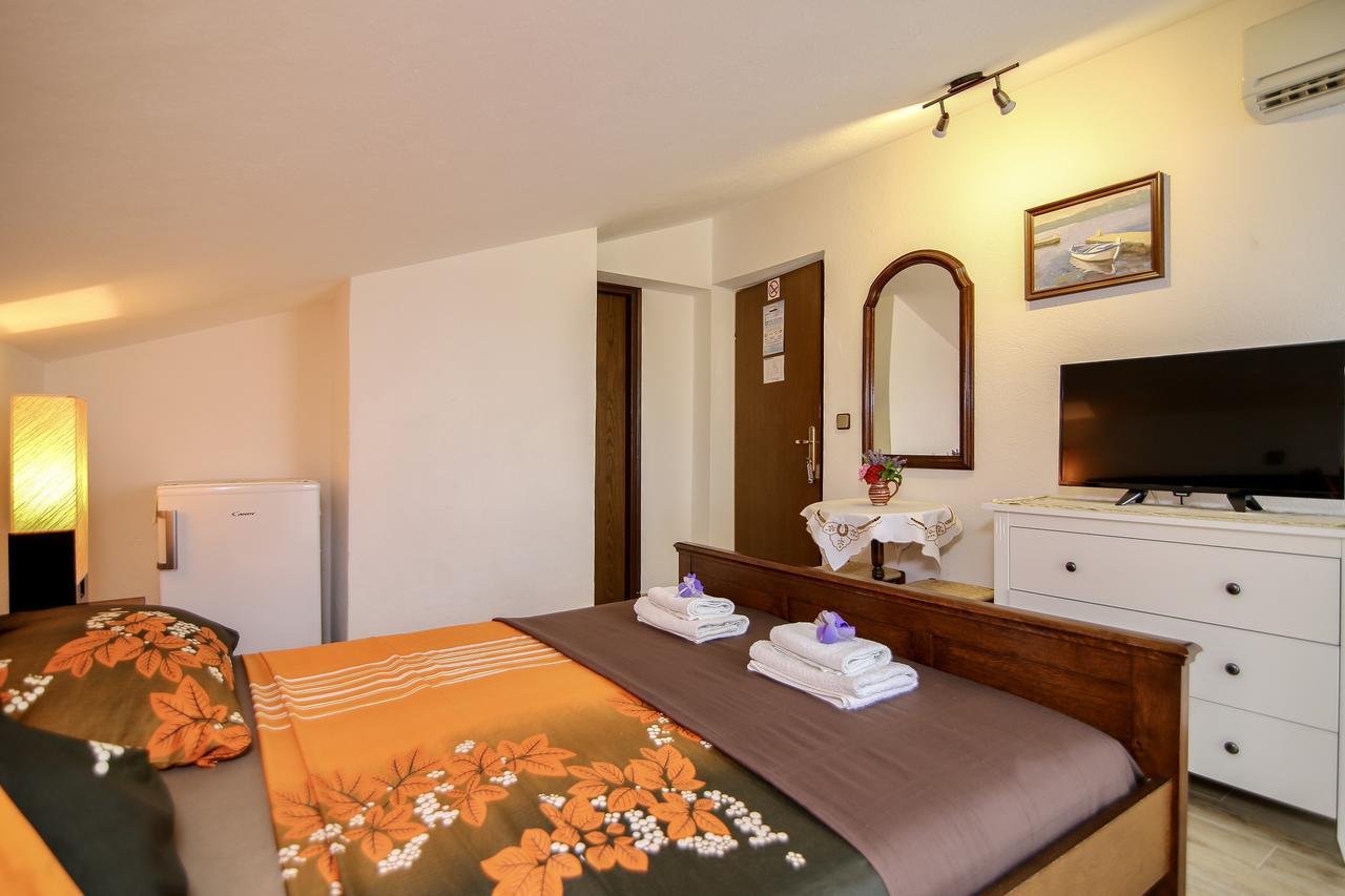 Pansion Adria Hotel Sveti Filip i Jakov Bagian luar foto