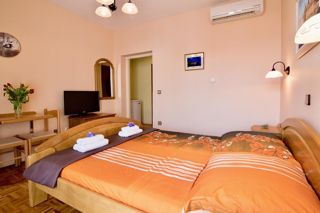 Pansion Adria Hotel Sveti Filip i Jakov Bagian luar foto