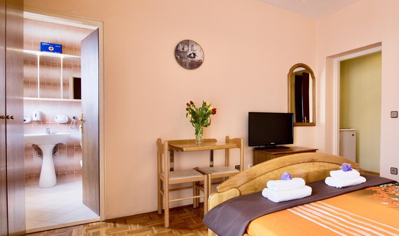 Pansion Adria Hotel Sveti Filip i Jakov Bagian luar foto