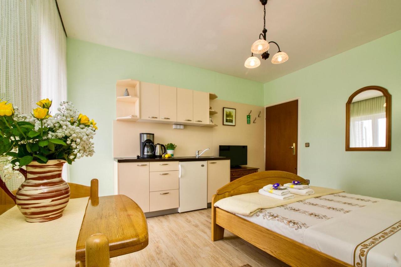Pansion Adria Hotel Sveti Filip i Jakov Bagian luar foto